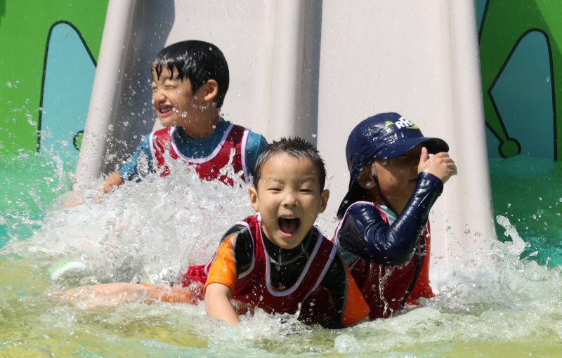 전국 대부분 지역에 폭염특보가 내려진 25일 오전 서울 종로구 연지물놀이터를 찾은 어린이들이 물놀이를 하며 더위를 식히고 있다. 2025.7.25/뉴스1 ⓒ News1 장수영 기자