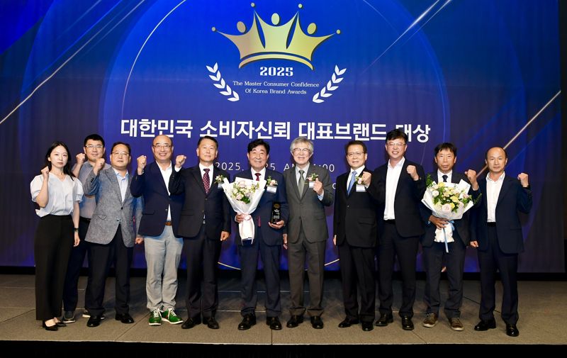 2025 대한민국 소비자신뢰 대표브랜드 대상 시상식이 25일 서울 더플라자호텔에서 김명기 횡성군수와 엄경익 조합장, 한상보 이사장 등이 참석한 가운데 열렸다. 횡성군 제공