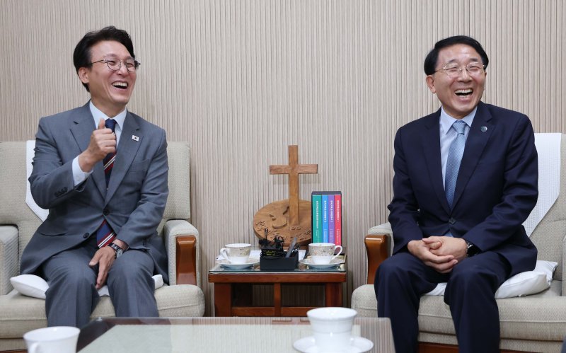 김민석 국무총리가 25일 오전 서울 종로구 대학로 한국기독교회관에서 한국기독교교회협의회 총무 김종생 목사를 예방, 대화를 나누고 있다. 2025.7.25/뉴스1 ⓒ News1 임세영 기자