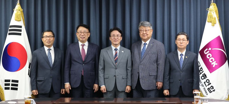 김민석 국무총리가 25일 오전 서울 종로구 대학로 한국기독교회관에서 한국교회총연합 대표 김종혁 목사를 예방, 기념촬영을 하고 있다. 2025.7.25/뉴스1 ⓒ News1 임세영 기자