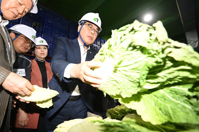 [이천=뉴시스] 김종택 기자 = 송언석 국민의힘 비상대책위원장 겸 원내대표가 25일 경기 이천시 aT 한국농수산식품유통공사 이천비축기지를 찾아 폭우·폭염으로 인한 농산물 물가 상황을 점검하고 있다. 2025.07.25. jtk@newsis.com