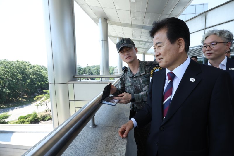[서울=뉴시스] 정동영 통일부 장관이 취임 첫날인 25일 경기 파주시 판문점을 찾아 북측을 바라보고 있다. 정 장관은 이날 유엔사 등 관계자들과 함께 자유의집·평화의집 시설 등을 방문하고 장기간 단절된 남북 연락채널 현지 상황을 점검했다. (사진=통일부 제공) 2025.07.25. photo@newsis.com *재판매 및 DB 금지