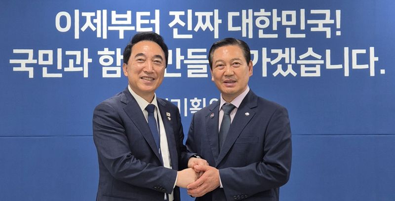 조재구 대한민국시장군수구청장협의회 대표회장(dhfmsWhr)이 지난 24일 균형성장특별위원회 박수현 위원장(충남 공주부여청양)과 만나 보통교부세 확대 및 자치구 직접 교부의 시급성에 대해 설명했다. 대한민국시장군수구청장협의회 제공