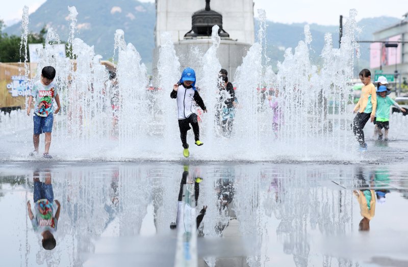 [서울=뉴시스] 김진아 기자 = 폭염이 연일 이어지고 있는 25일 서울 종로구 광화문광장에서 어린이들이 물놀이를 하며 더위를 식히고 있다. 2025.07.25.bluesoda@newsis.com