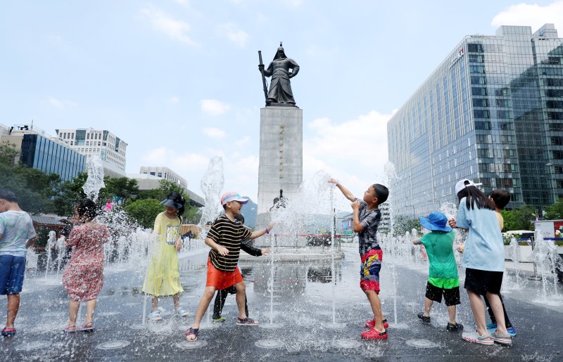 [서울=뉴시스] 김진아 기자 = 폭염이 연일 이어지고 있는 25일 서울 종로구 광화문광장에서 어린이들이 물놀이를 하며 더위를 식히고 있다. 2025.07.25.bluesoda@newsis.com