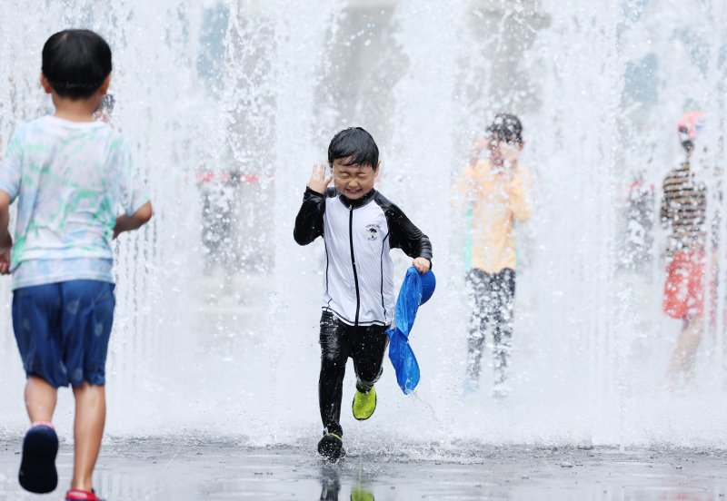 [서울=뉴시스] 김진아 기자 = 폭염이 연일 이어지고 있는 25일 서울 종로구 광화문광장에서 어린이들이 물놀이를 하며 더위를 식히고 있다. 2025.07.25.bluesoda@newsis.com
