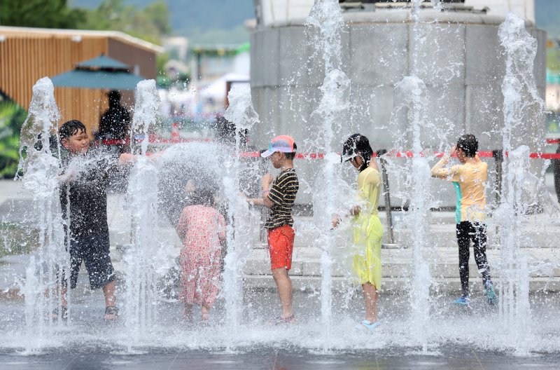 [서울=뉴시스] 김진아 기자 = 폭염이 연일 이어지고 있는 25일 서울 종로구 광화문광장에서 어린이들이 물놀이를 하며 더위를 식히고 있다. 2025.07.25.bluesoda@newsis.com