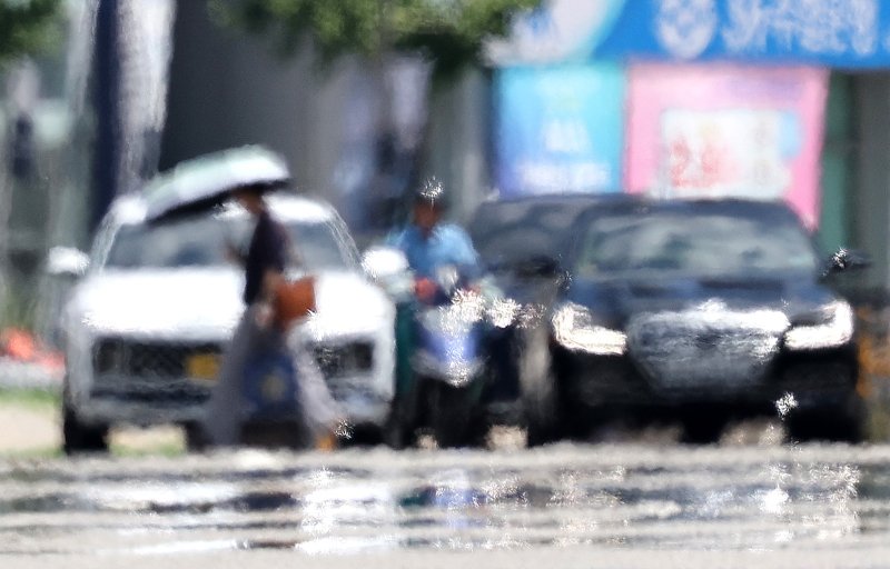 [대구=뉴시스] 이무열 기자 = 폭염이 연일 계속된 25일 대구 중구 달구벌대로에 지열로 인한 아지랑이가 피어오르고 있다. 2026.07.19. lmy@newsis.com