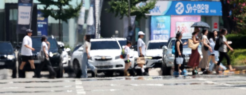 [대구=뉴시스] 이무열 기자 = 폭염이 연일 계속된 25일 대구 중구 달구벌대로에 지열로 인한 아지랑이가 피어오르고 있다. 2026.07.19. lmy@newsis.com