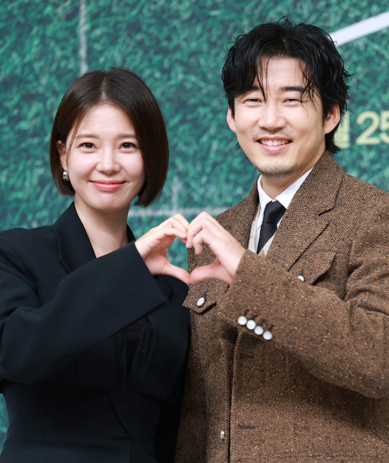 배우 임세미와 윤계상(오른쪽)이 25일 오후 서울 양천구 SBS에서 진행된 드라마 '트라이' 제작발표회에 참석해 포즈를 취하고 있다. '트라이: 우리는 기적이 된다'는 예측불허 괴짜감독 주가람과 만년 꼴찌 한양체고 럭비부가 전국체전 우승을 향해 질주하는 코믹 성장 스포츠 드라마. ⓒ News1 권현진 기자