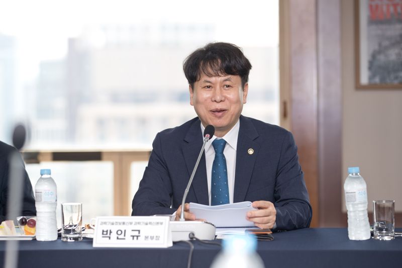 박인규 과학기술정보통신부 과학기술혁신본부장이 25일 오후 서울 중구 한국프레스센터에서 열린 'R&D 혁신을 위한 민간 자문단 회의' 에서 인사말을 하고 있다. 과학기술정보통신부 제공