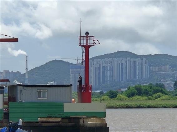 부산 명지항에 방파제 등대 설치 (출처=연합뉴스)
