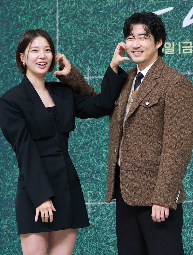 배우 임세미와 윤계상(오른쪽)이 25일 오후 서울 양천구 SBS에서 진행된 드라마 '트라이' 제작발표회에 참석해 포즈를 취하고 있다. '트라이: 우리는 기적이 된다'는 예측불허 괴짜감독 주가람과 만년 꼴찌 한양체고 럭비부가 전국체전 우승을 향해 질주하는 코믹 성장 스포츠 드라마. 2025.7.25/뉴스1 ⓒ News1 권현진 기자