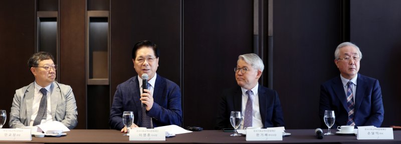 [서울=뉴시스] 김진아 기자 = 이영훈 한국기독교역사문화재단 이사장이 25일 서울 중구 더플라자호텔에서 열린 '한국기독교역사문화관' 개관 관련 기자간담회에서 인사말을 하고 있다. 왼쪽부터 안교성 한국기독교역사문화관 관장, 한국기독교역사문화재단 이 이사장, 한기채 부이사장, 손달익 이사. 2025.07.25.bluesoda@newsis.com