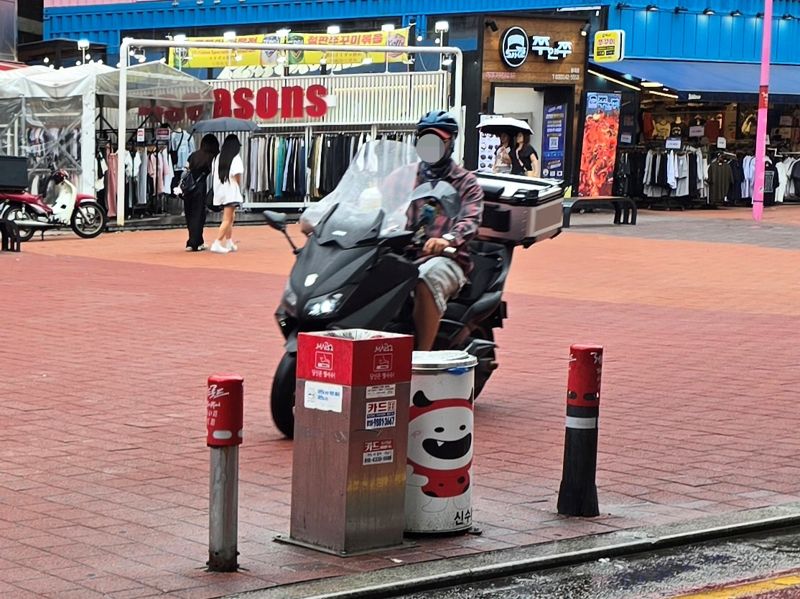킥보드 사라져 안심한 보행자, 난폭 오토바이에 '화들짝'