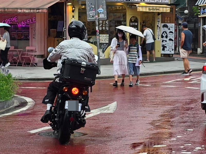 킥보드 사라져 안심한 보행자, 난폭 오토바이에 '화들짝'