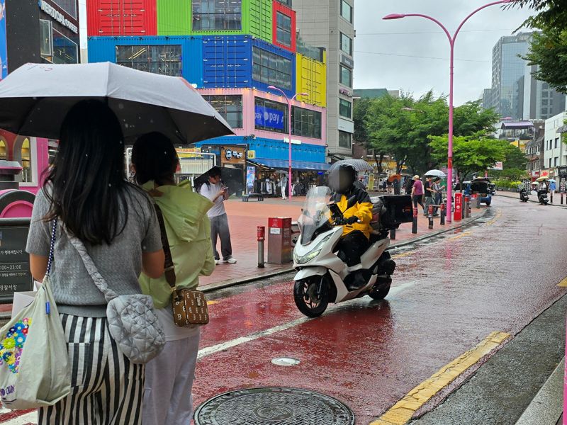 킥보드 사라져 안심한 보행자, 난폭 오토바이에 '화들짝'