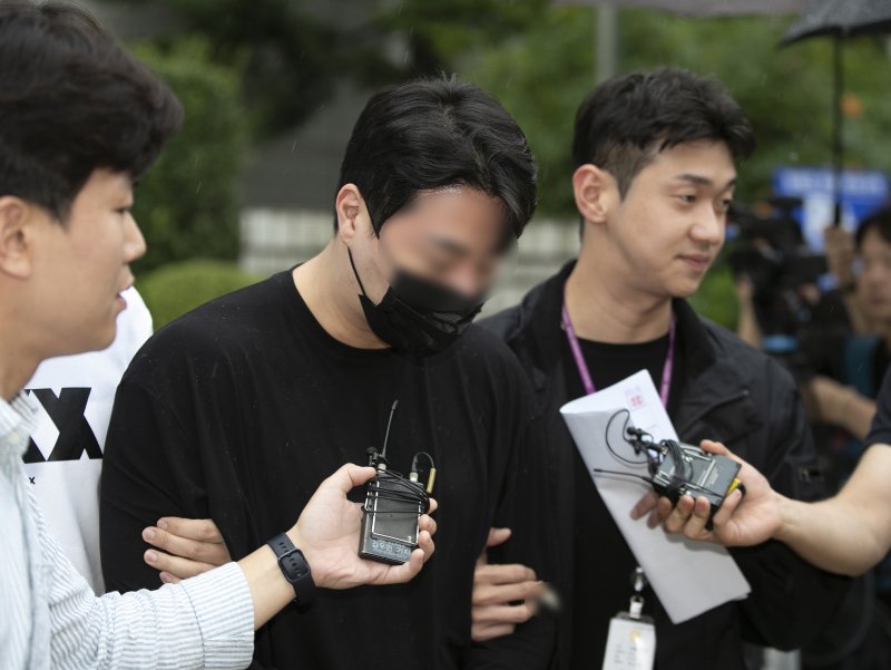 향정신성의약품을 투약한 채 롤스로이스 차량을 몰다 행인을 치어 중상을 입힌 20대 남성 A씨가 2023년 8월 11일 오전 서울 서초구 서울중앙지방법원에서 열린 구속 전 피의자심문(영장실질심사)을 마친 후 법정을 나서고 있다. 2023.8.11/뉴스1 ⓒ News1 신웅수 기자