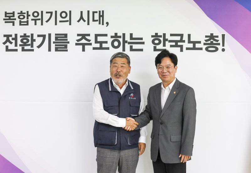 [서울=뉴시스] 조성우 기자 = 김영훈 고용노동부 장관이 25일 오후 서울 영등포구 여의도 한국노동조합총연맹에서 열린 간담회에서 김동명 한국노총 위원장과 기념촬영을 하고 있다. 2025.07.25. xconfind@newsis.com