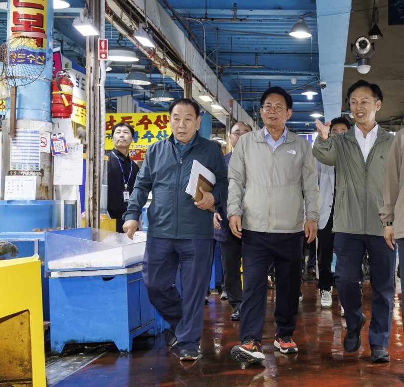 수산물 특별 점검 현장을 살피는 박강수 마포구청장(가운데) (출처=연합뉴스)