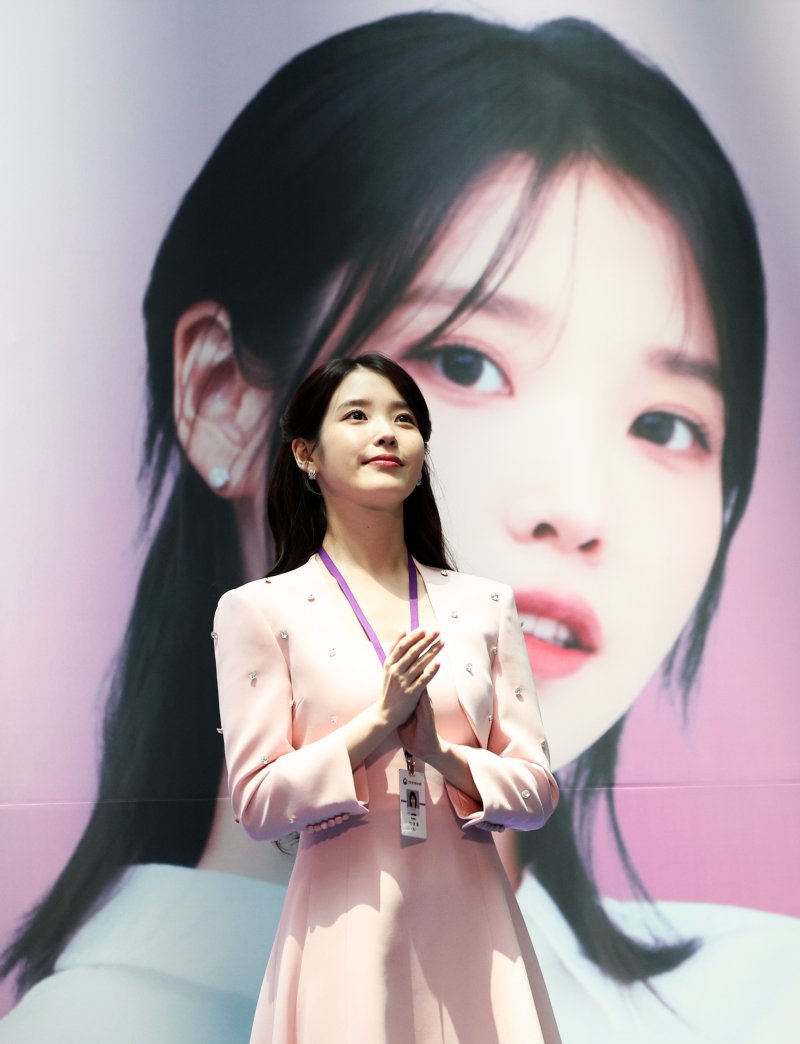 인천공항본부세관, 아이유 홍보대사 위촉… "선한 영향력 행사" [뉴시스Pic]