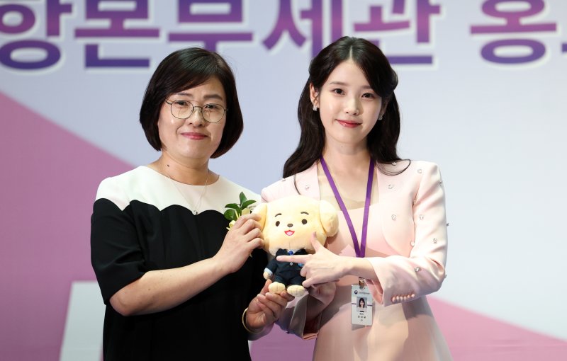 인천공항본부세관, 아이유 홍보대사 위촉… "선한 영향력 행사" [뉴시스Pic]