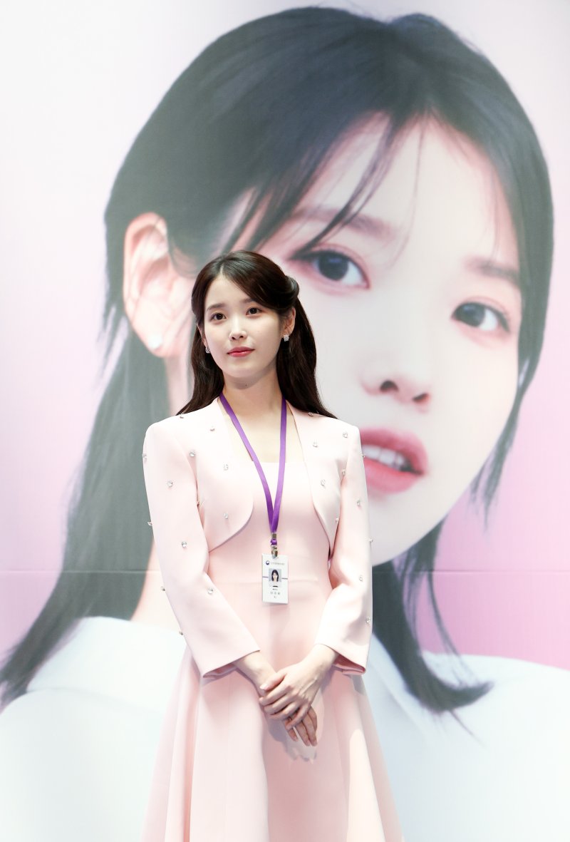 인천공항본부세관, 아이유 홍보대사 위촉… "선한 영향력 행사" [뉴시스Pic]