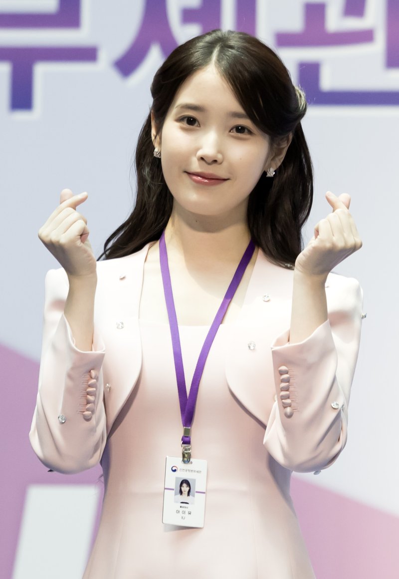 인천공항본부세관, 아이유 홍보대사 위촉… "선한 영향력 행사" [뉴시스Pic]