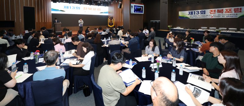 황형원 뉴스1 전북취재본부 본부장이 25일 전북 전주시 시그니처 호텔에서 열린 제13회 전북포럼에서 개회사를 하고 있다. 2025.7.25/뉴스1 ⓒ News1 유경석 기자