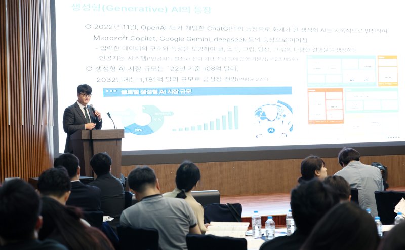 안수용 전북연구원 박사가 25일 전북 전주시 시그니처 호텔에서 열린 제13회 전북포럼에서 '전북 AI산업 현황과 혁신 생태계 조성 방안'을 주제로 발제를 하고 있다. 2025.7.25/뉴스1 ⓒ News1 유경석 기자
