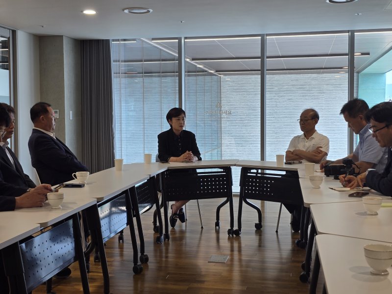 [창원=뉴시스] 강경국 기자 = 더불어민주당 경남 창원시의원단이 8일 마산합포구에 위치한 대한민국민주주의전당을 방문해 전시 콘텐츠와 시설물 현황을 점검하고 있다. (사진=더불어민주당 제공). 2025.07.08. photo@newsis.com *재판매 및 DB 금지