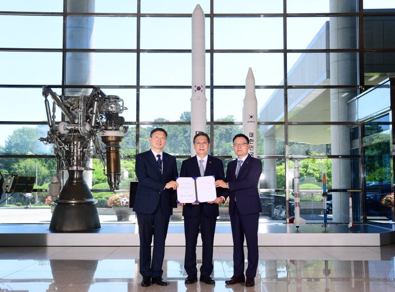 [서울=뉴시스]우주항공청은 25일 한국항공우주연구원과 한화에어로스페이스가 한국형발사체고도화사업의 주요 목표인 한국형발사체 '누리호' 개발 기술 이전 계약을 체결했다고 밝혔다. (사진=항우연 제공)