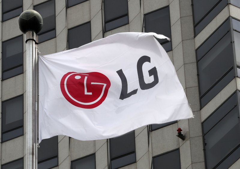 LLG전자 사옥에 LG 깃발이 펄럭이고 있다. 뉴스 1
