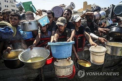 가자시티에서 식량 배급을 기다리는 주민들 (출처=연합뉴스)