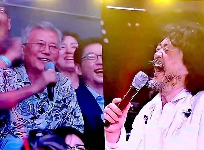 [뉴시스] 지난달 29일 인천 영종도 인스파이어 아레나에서 열린 '더파워풀' 토크콘서트에 참석한 문재인 전 대통령이 김어준씨와 대화를 나누는 모습. (사진=엑스) *재판매 및 DB 금지