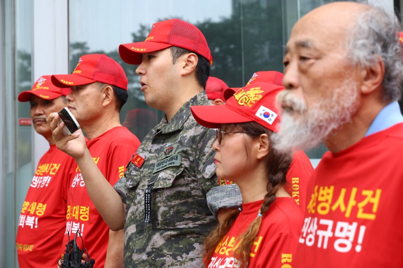 [서울=뉴시스] 황준선 기자 = 해병대 예비역 연대 회원들이 7일 오전 서울 서초구 이명현 순직 해병 특별검사 사무실 앞에서 순직 해병 사건 진상 규명 촉구 기자회견을 하고 있다. 2025.07.07. hwang@newsis.com