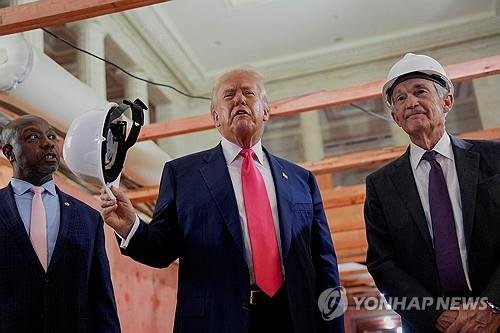 연준 방문한 트럼프 (출처=연합뉴스)