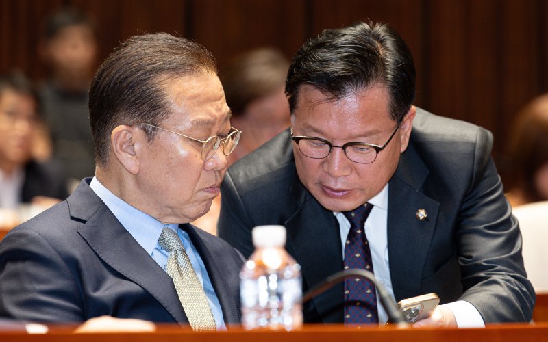 권영세 국민의힘 비상대책위원장(왼쪽)과 이양수 사무총장이 7일 오후 서울 여의도 국회에서 열린 의원총회에서 스마트폰을 바라보고 있다. 2025.5.7/뉴스1 ⓒ News1 이재명 기자