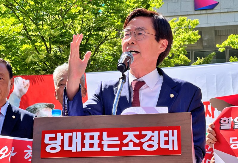 국민의힘 대표 선거에 출마한 조경태(부산 사하구을) 국회의원이 25일 오후 부산시청 앞에서 열린 당 대표 선거 출정식에서 인사말을 하고 있다. 사진=뉴시스