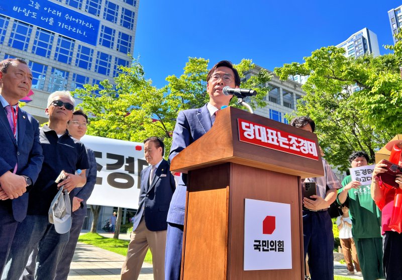 [부산=뉴시스] 원동화 기자 = 국민의힘 당 대표 선거에 출마한 조경태(부산 사하구을) 국회의원이 25일 오후 부산시청 앞에서 열린 당 대표 선거 출정식에서 인사말을 하고 있다. 2025.07.25. dhwon@newsis.com