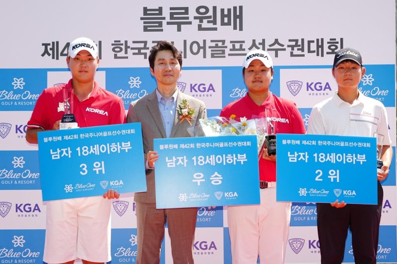 유민혁(오른쪽에서 두 번째)과 김로건(오른쪽). (출처=연합뉴스)