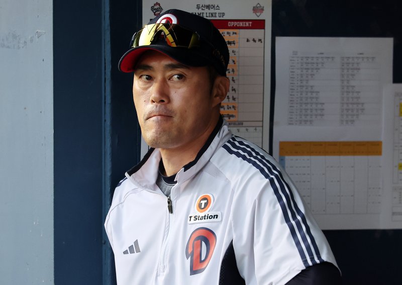 22일 오후 서울 송파구 잠실야구장에서 열린 프로야구 '2025 신한 SOL뱅크 KBO 리그' LG 트윈스와 두산 베어스의 경기, 두산 조성환 감독대행이 8회초 경기를 지켜보고 있다. 2025.6.22/뉴스1 ⓒ News1 김진환 기자