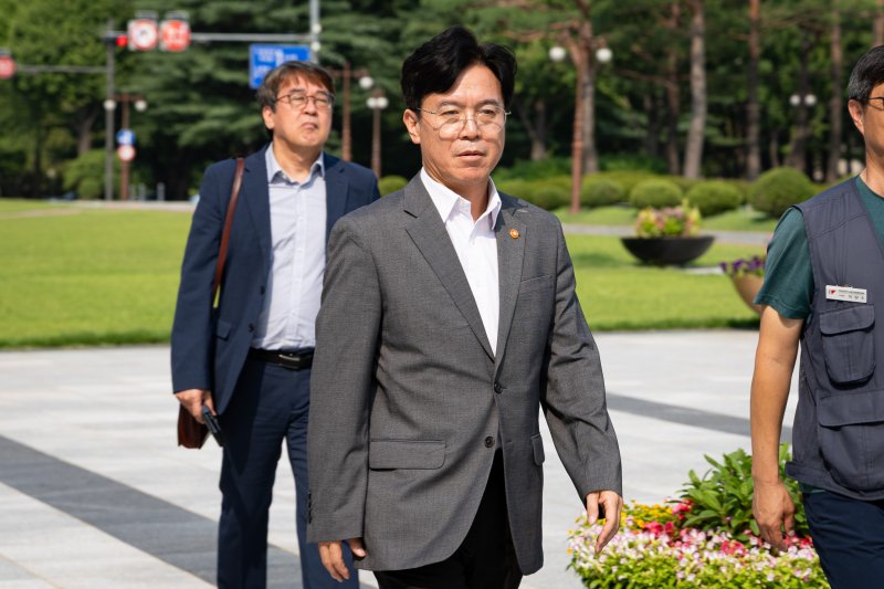 김영훈 고용노동부 장관이 지난 25일 서울 여의도 국회 본청 앞 진보당·민주노총 노조법 2·3조 후퇴 저지 및 온전한 노조법 개정 촉구 농성장을 방문하고 있다. 뉴스1