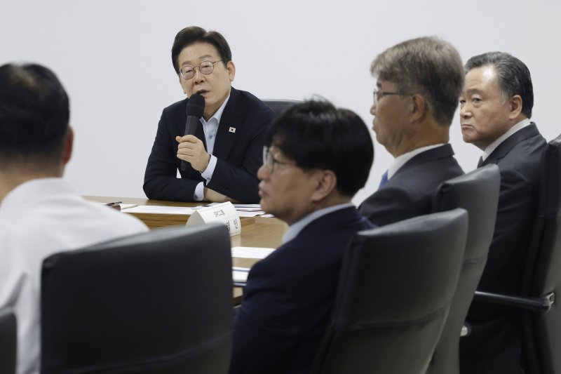 [시흥=뉴시스] 최동준 기자 = 이재명 대통령이 25일 경기 시흥시 SPC 삼립 시흥 공장에서 열린 산업재해 근절 현장 노사간담회에서 SPC그룹 허영인 회장 등 임원진에게 사고 경위와 근로 환경에 대해 질문하고 있다. 2025.07.25. photocdj@newsis.com