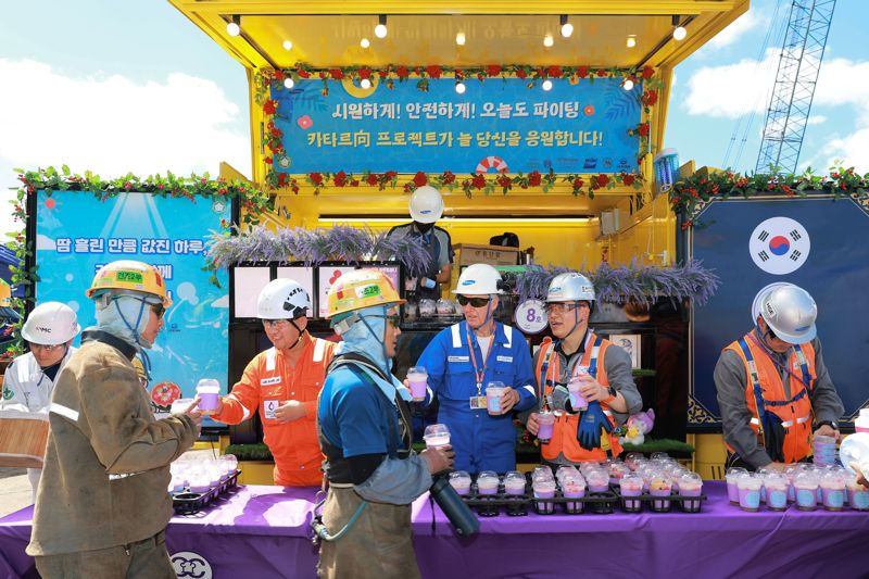 이왕근 삼성중공업 조선소장(오른쪽 두번째), 앤디 그라함(Andy Graham)JP모간 해운부문 사이트메니저(오른쪽 세번째)가 수박화채를 나눠 주고 있다. 삼성중공업 제공