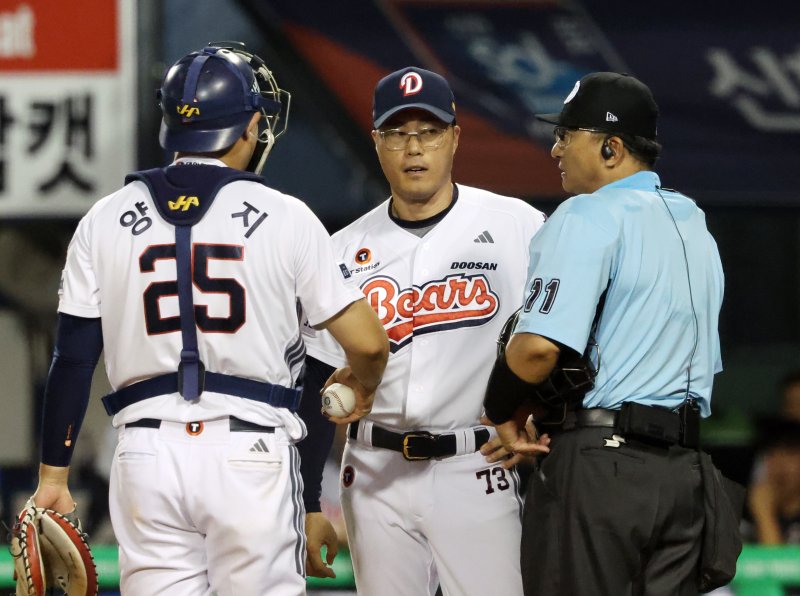 [서울=뉴시스] 배훈식 기자 = 24일 오후 서울 송파구 잠실야구장에서 열린 2025 신한 쏠뱅크 KBO리그 두산 베어스와 한화 이글스의 경기, 10회초 두산 조성환 감독대행이 주심의 피치클락 위반 선언에 대해 어필하고 있다. 2025.07.24. dahora83@newsis.com