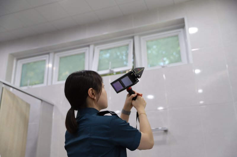 [함양=뉴시스] 함양경찰서, 화장실 내 불법촬영 카메라 설치 점검 (사진=함양경찰서 제공) 2025. 07. 25. photo@newsis.com *재판매 및 DB 금지