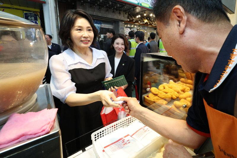 [인천=뉴시스] 고범준 기자 = 이재명 대통령 부인 김혜경 여사가 25일 인천 계양산전통시장을 찾아 민생회복 소비쿠폰을 이용해 꽈배기를 구매하고 있다. 2025.07.25. bjko@newsis.com <저작권자ⓒ 공감언론 뉴시스통신사. 무단전재-재배포 금지.> /사진=뉴시스화상