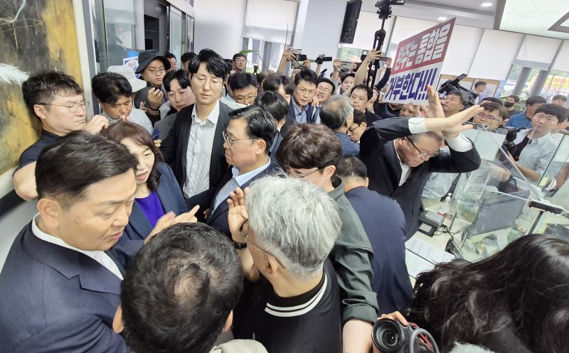 [완주=뉴시스] 김얼 기자 = 김관영(왼쪽) 전북특별자치도지사가 21일 전북 완주군 삼례읍 행정복지센터를 방문해 전입신고를 하기 위해 순서를 기다리고 있다. 김관영 전북특별자치도지사는 완주-전주 통합을 위해 완주군으로 이사하며 주소지를 옮기고 완주군민들과 함께 소통하며 지내려는 취지로 완주군으로 전입 했다. 2025.07.21. pmkeul@newsis.com