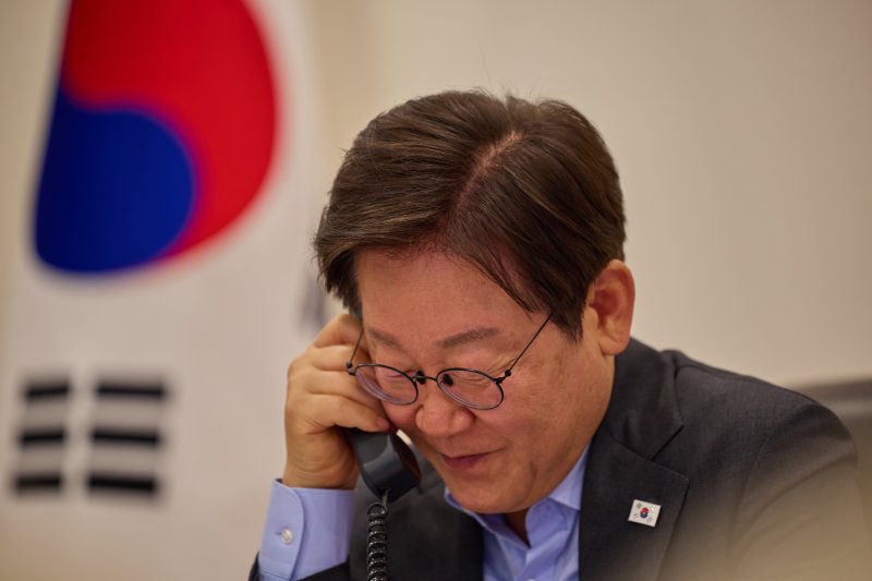 이재명 대통령이 24일 서울 용산 대통령실 청사 집무실에서 프리드리히 메르츠 독일 총리과 전화 통화하고 있다. (대통령실 제공. 재판매 및 DB 금지) 2025.7.24/뉴스1 ⓒ News1 허경 기자